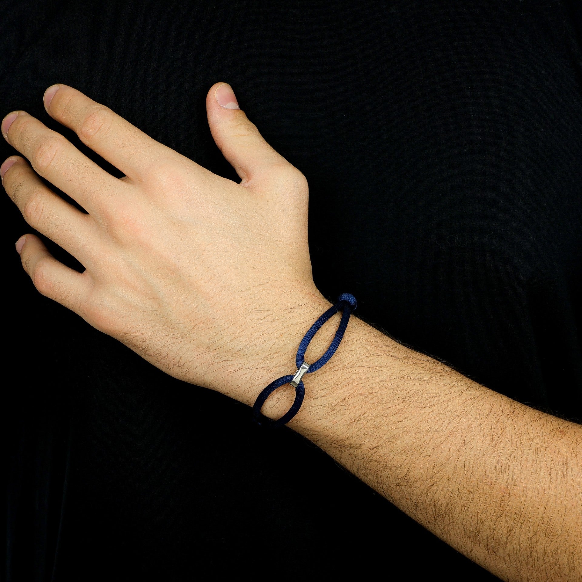 Pulseira Fios de Seda Azul Marinho com Berloque de Aço