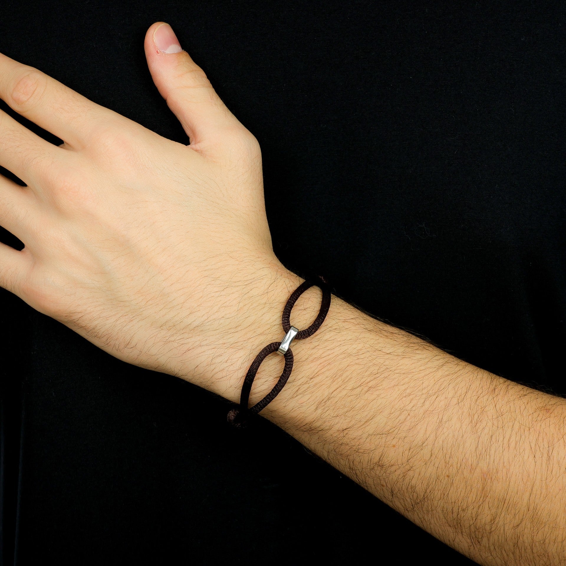 Pulseira Fios de Seda Marrom com Berloque de Aço