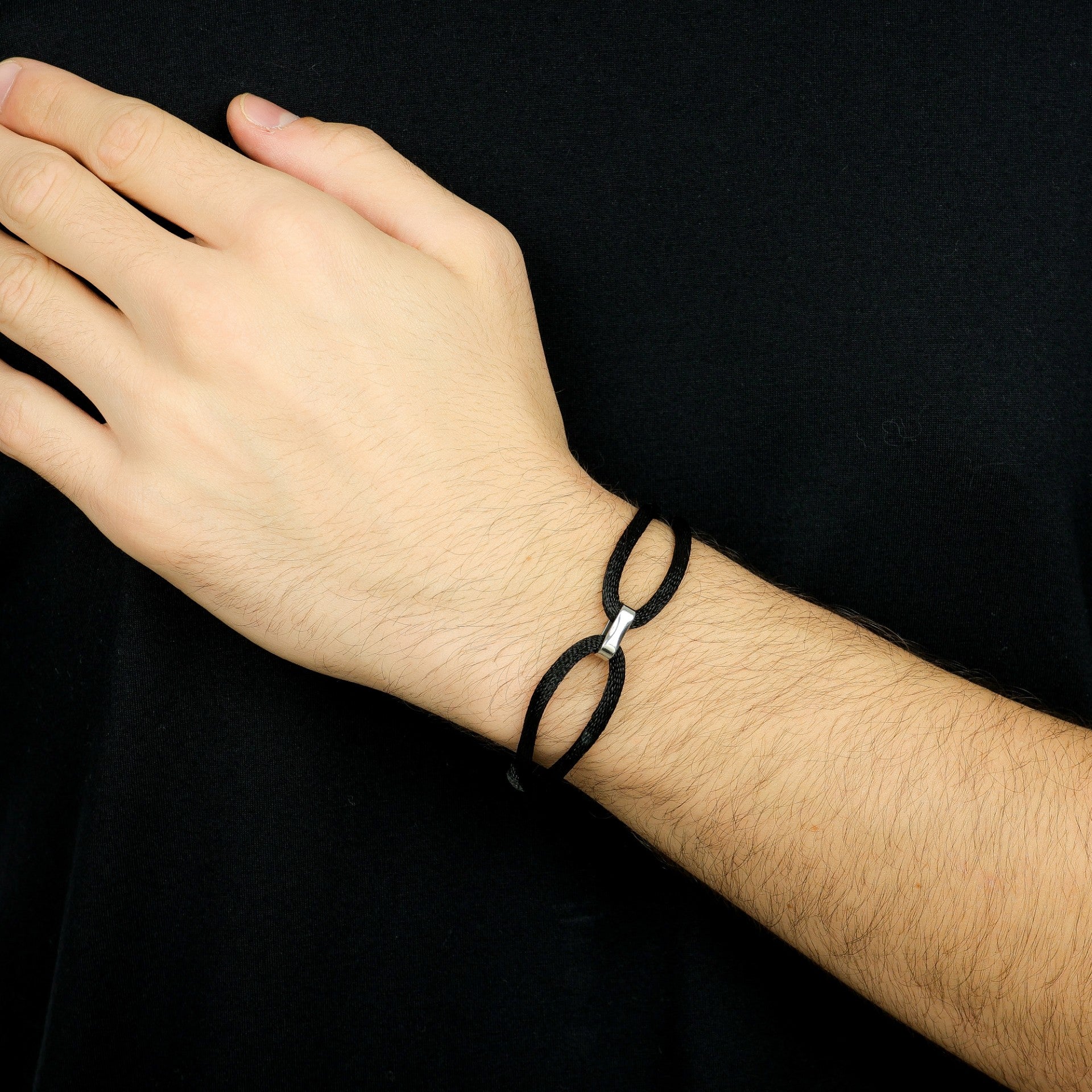 Pulseira Fios de Seda Preta com Berloque de Aço