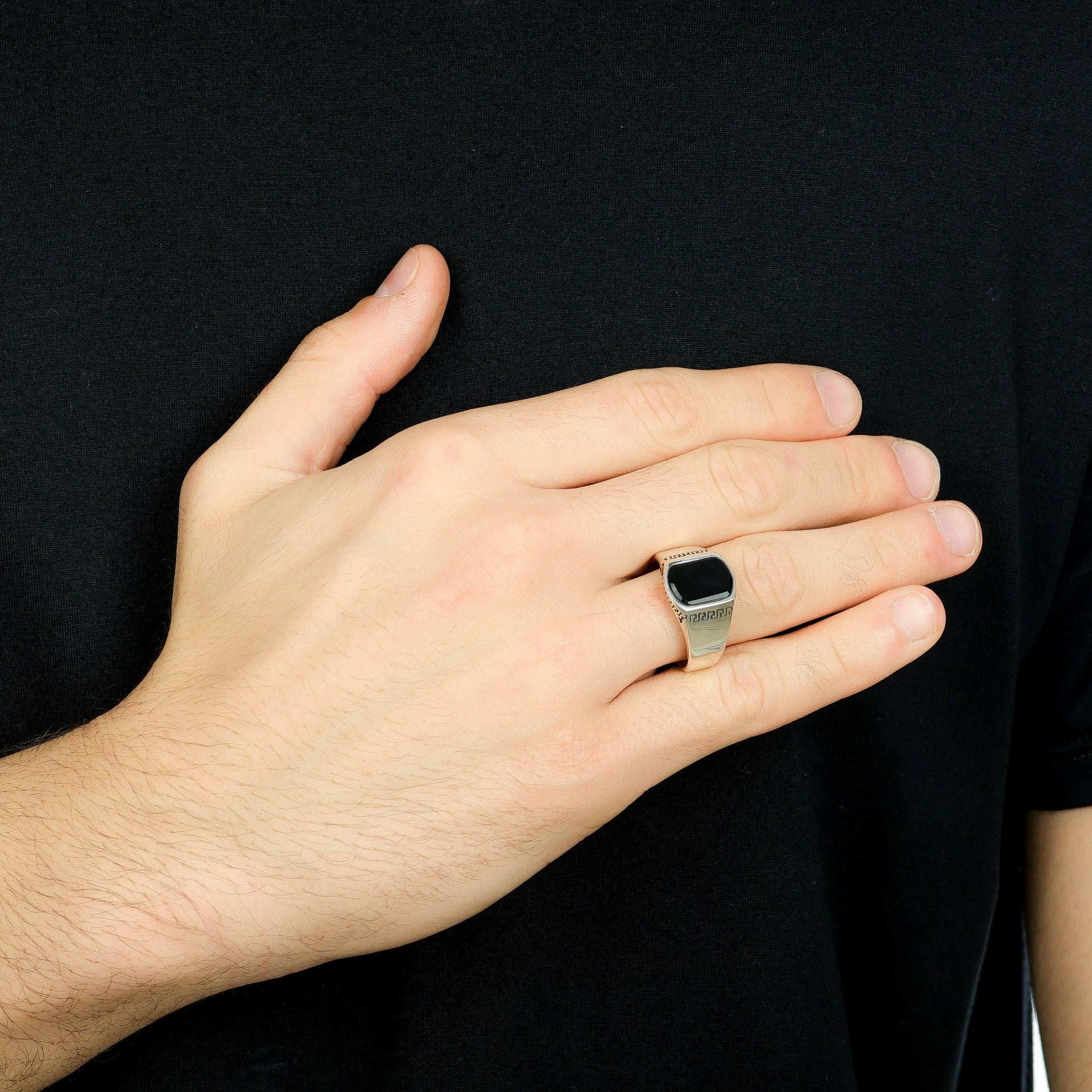 Anel de Prata com Ônix - Detalhe Grego