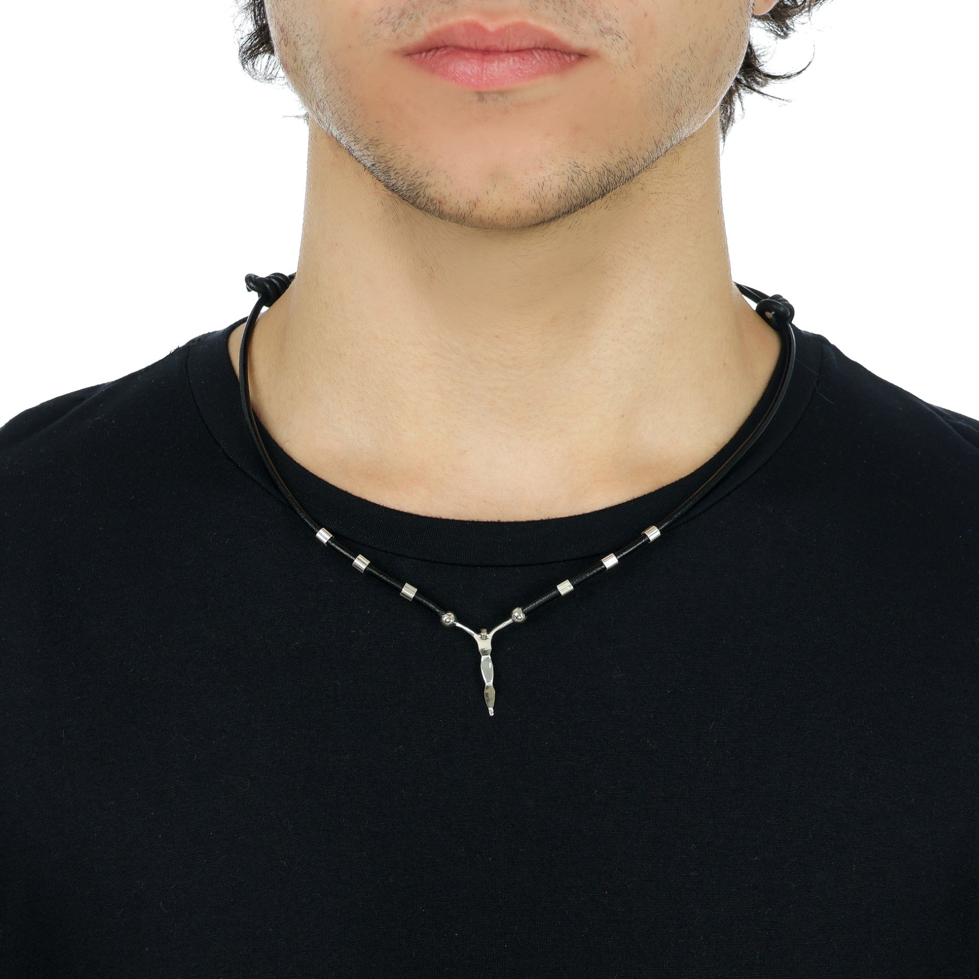 Colar de Couro Ajustável com Cristo em Prata