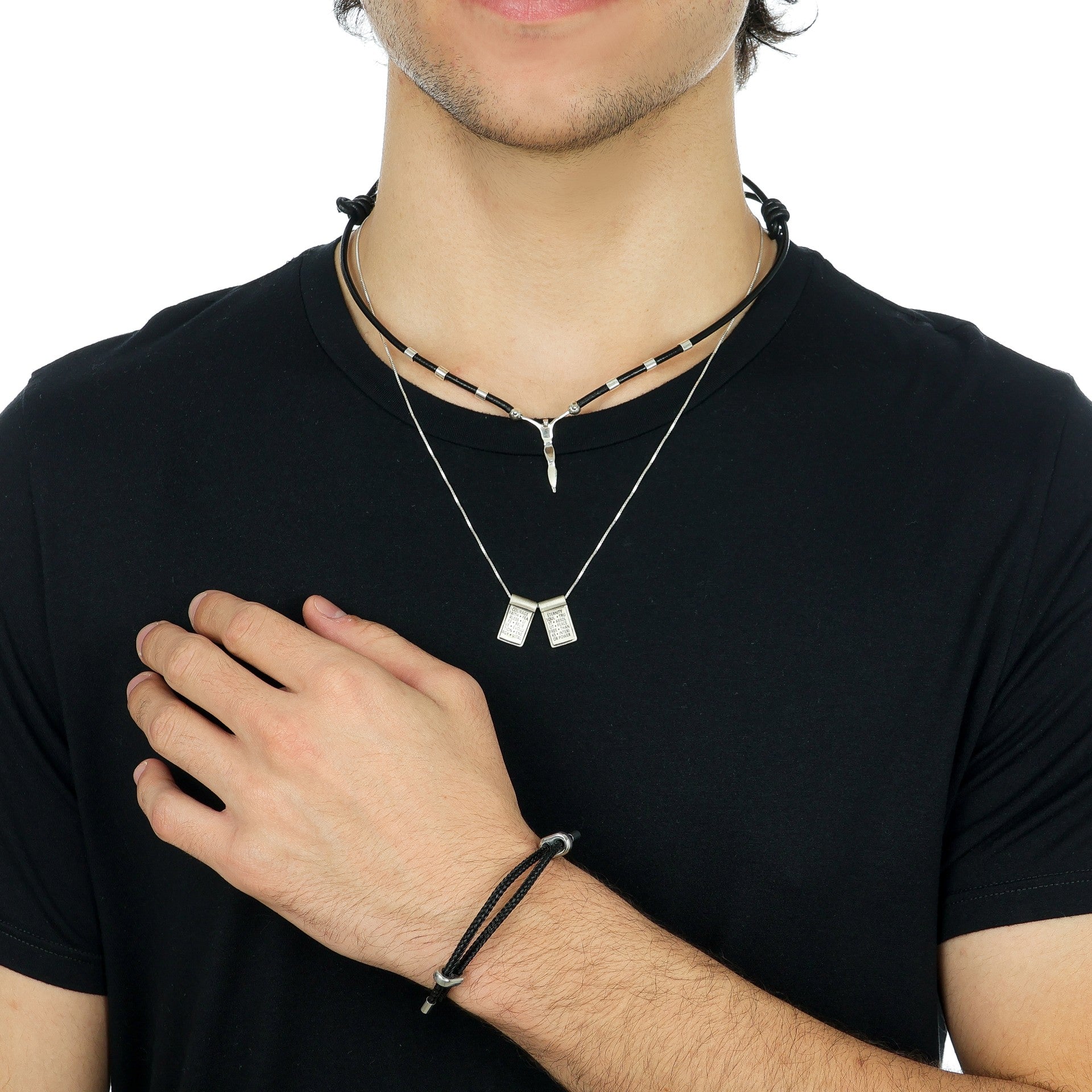 Colar de Couro Ajustável com Cristo em Prata