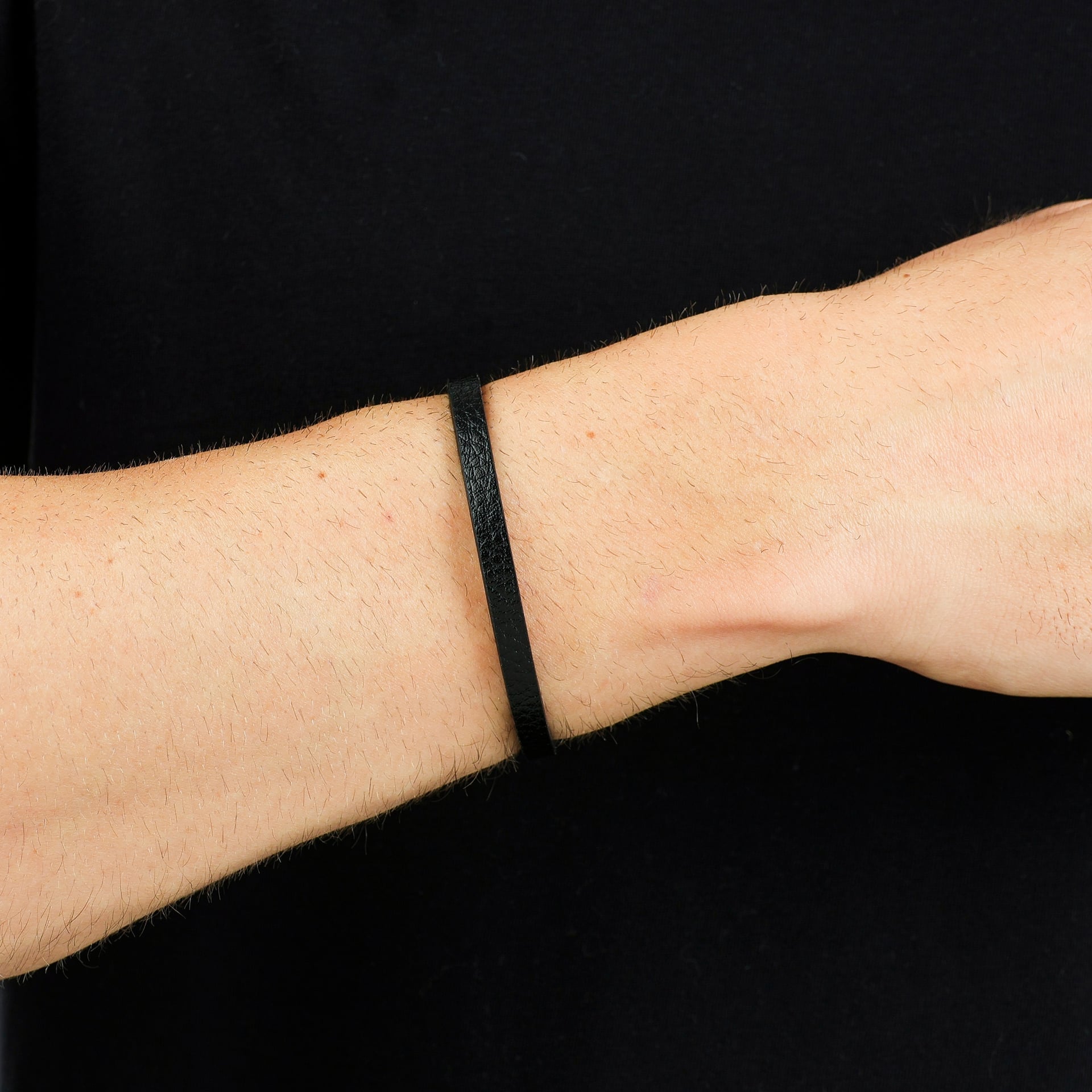 Pulseira Couro Preto e Fecho Ródio Negro