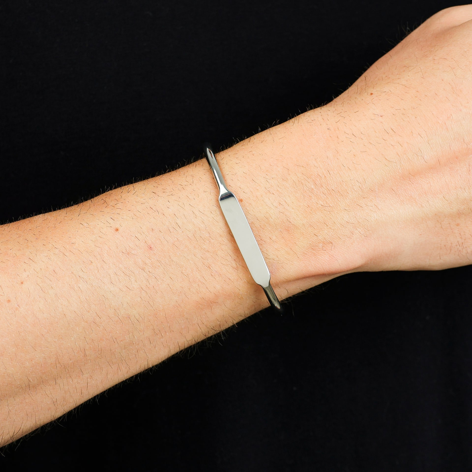 Bracelete Cuff Aço Polido com Placa