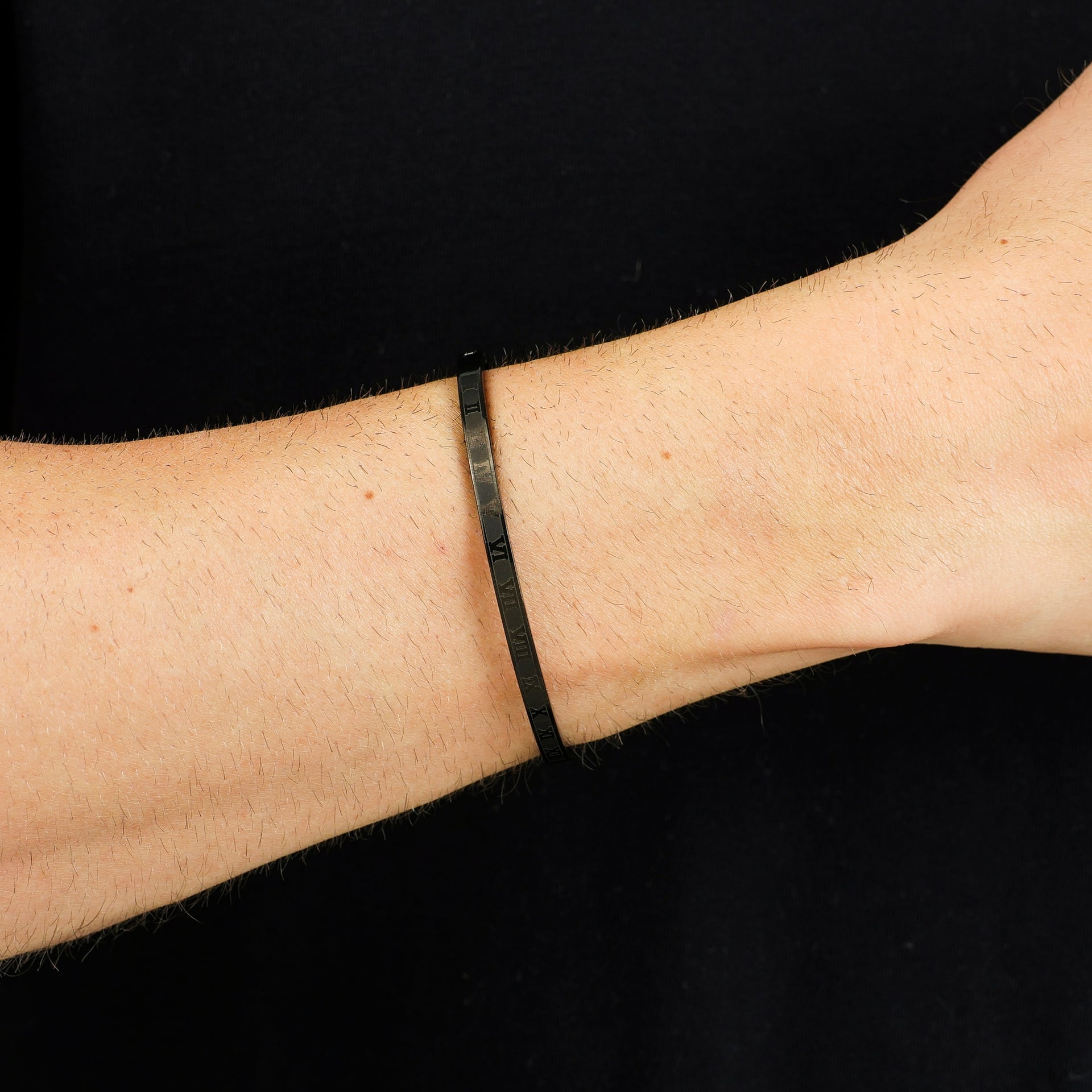 Bracelete Aço Preto Fosco com Algarismos Romanos
