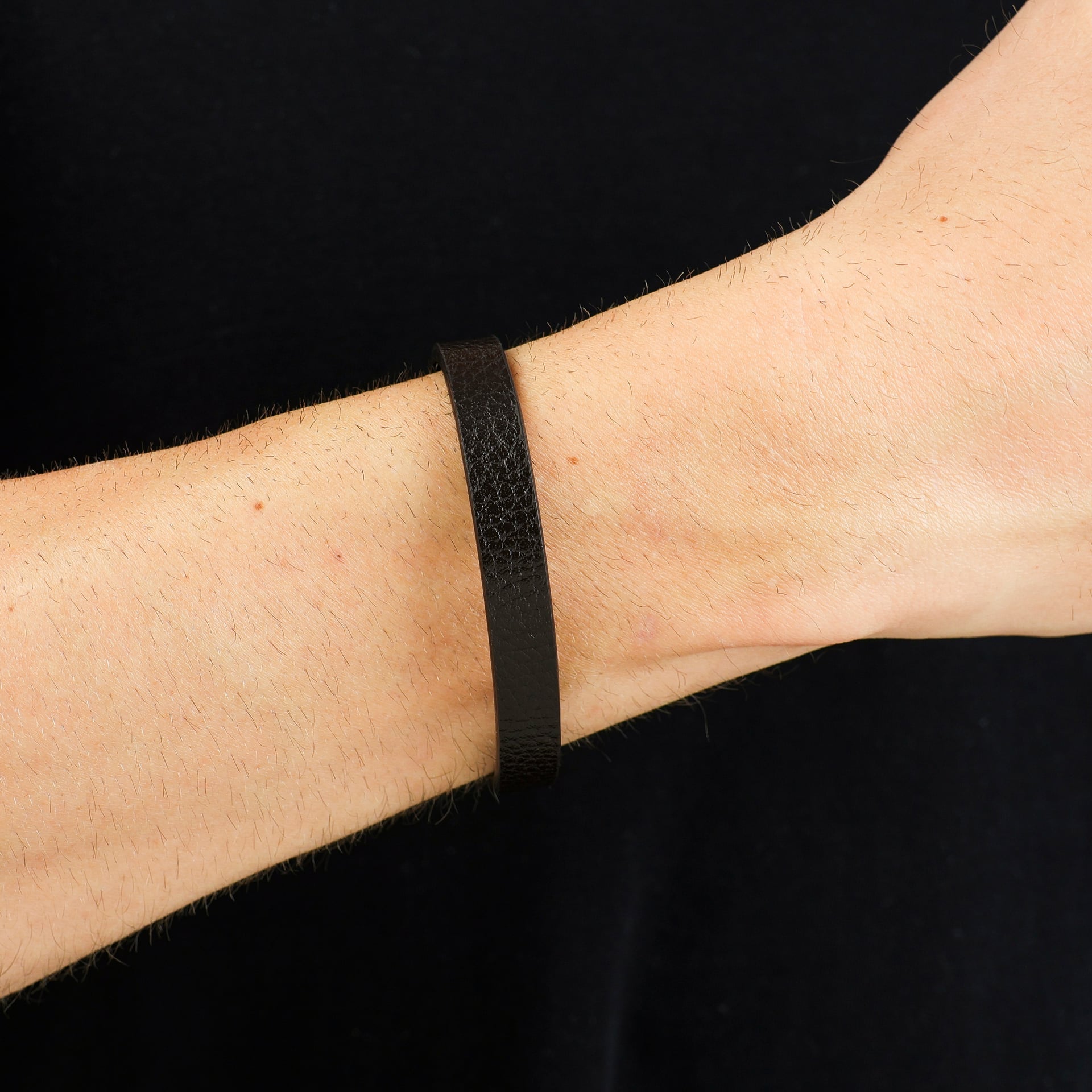 Pulseira Couro Preto e Fecho Preto Fosco