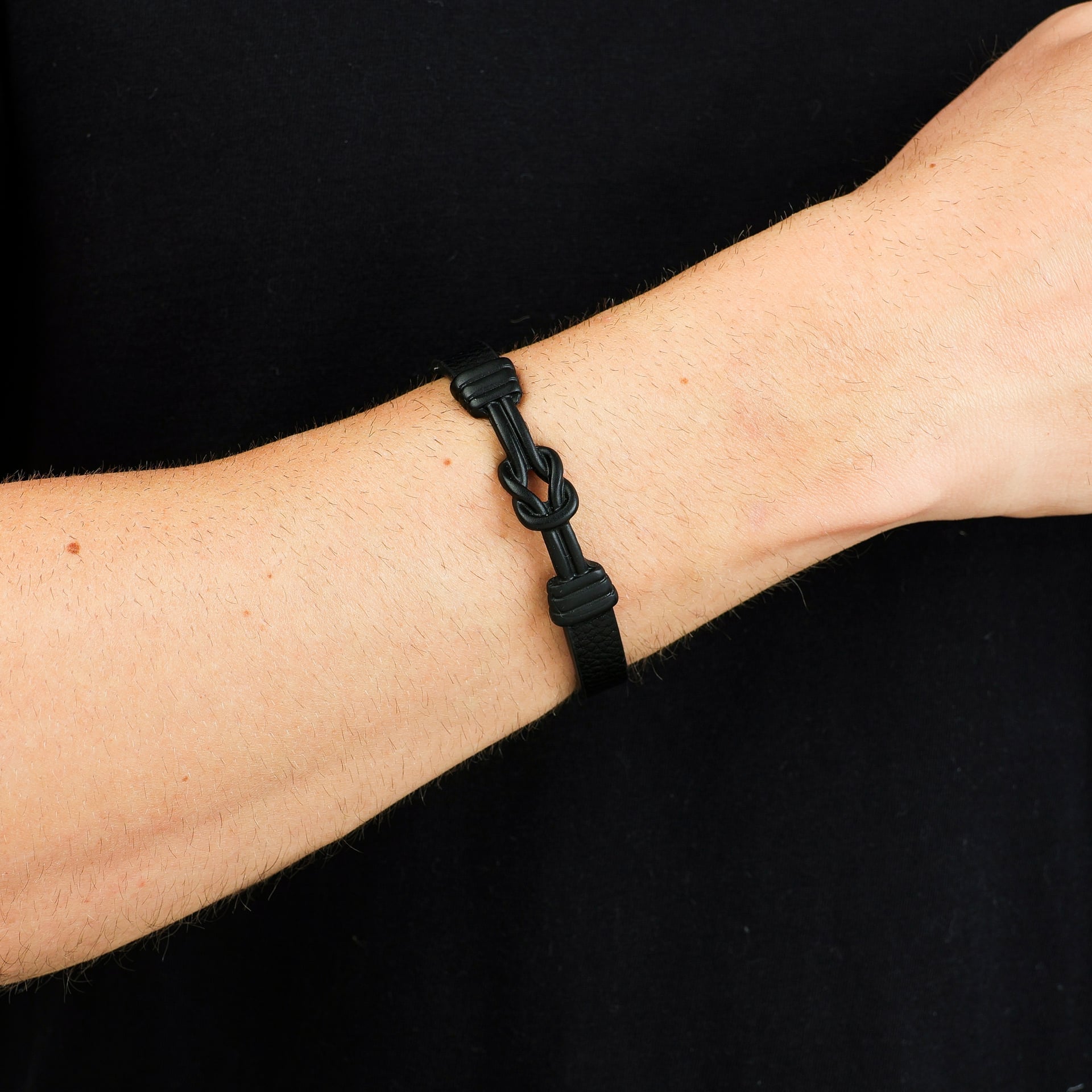 Pulseira Couro Preto com Nó Ornamental