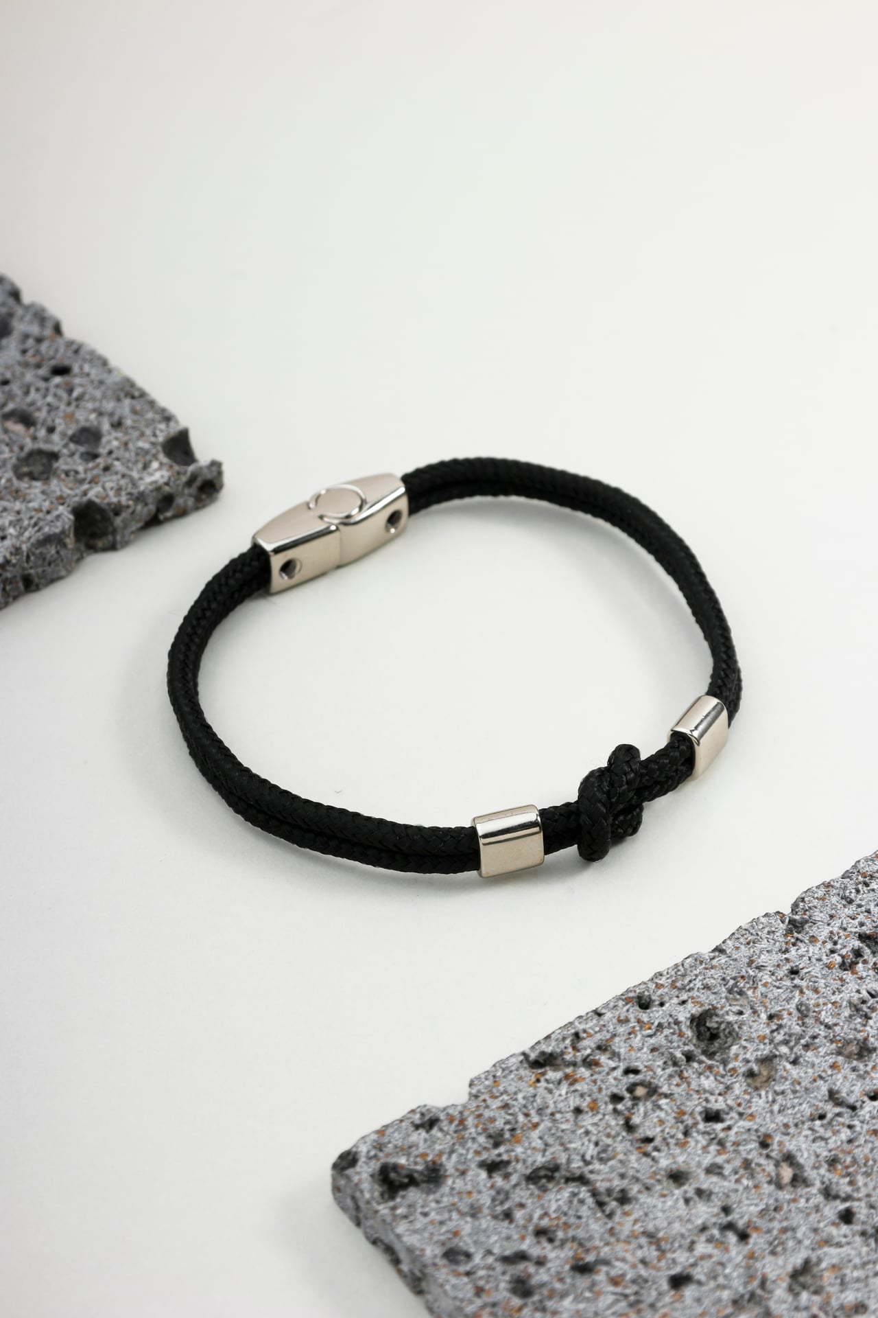 Pulseira Couro Preto Trançado com Nó