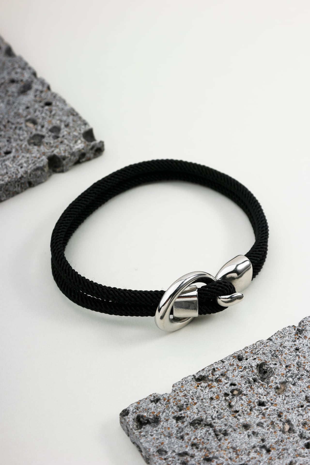 Pulseira Corda Náutica Preta com Fecho de Gancho