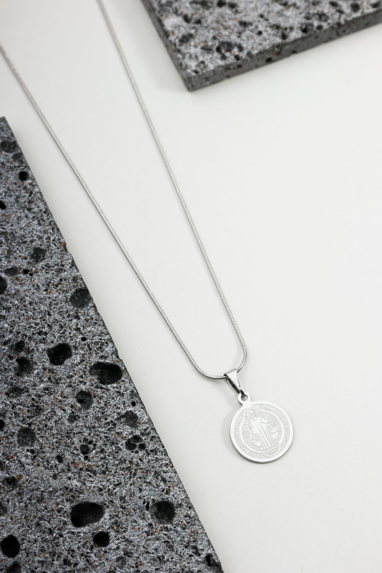 Colar de Aço Medalha de São Bento Polida