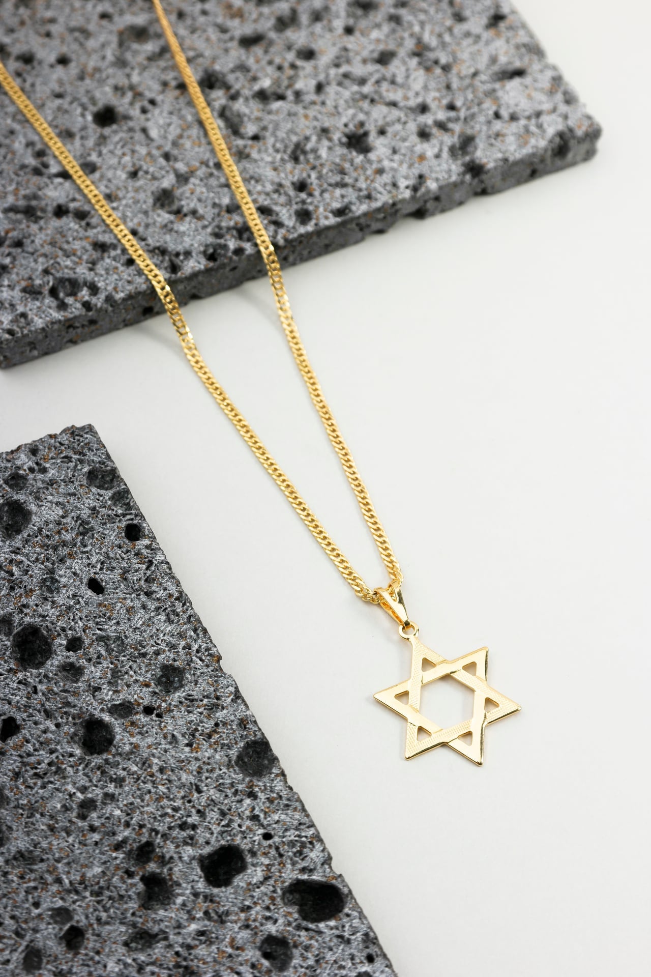 Colar de Aço Dourado Estrela de Davi