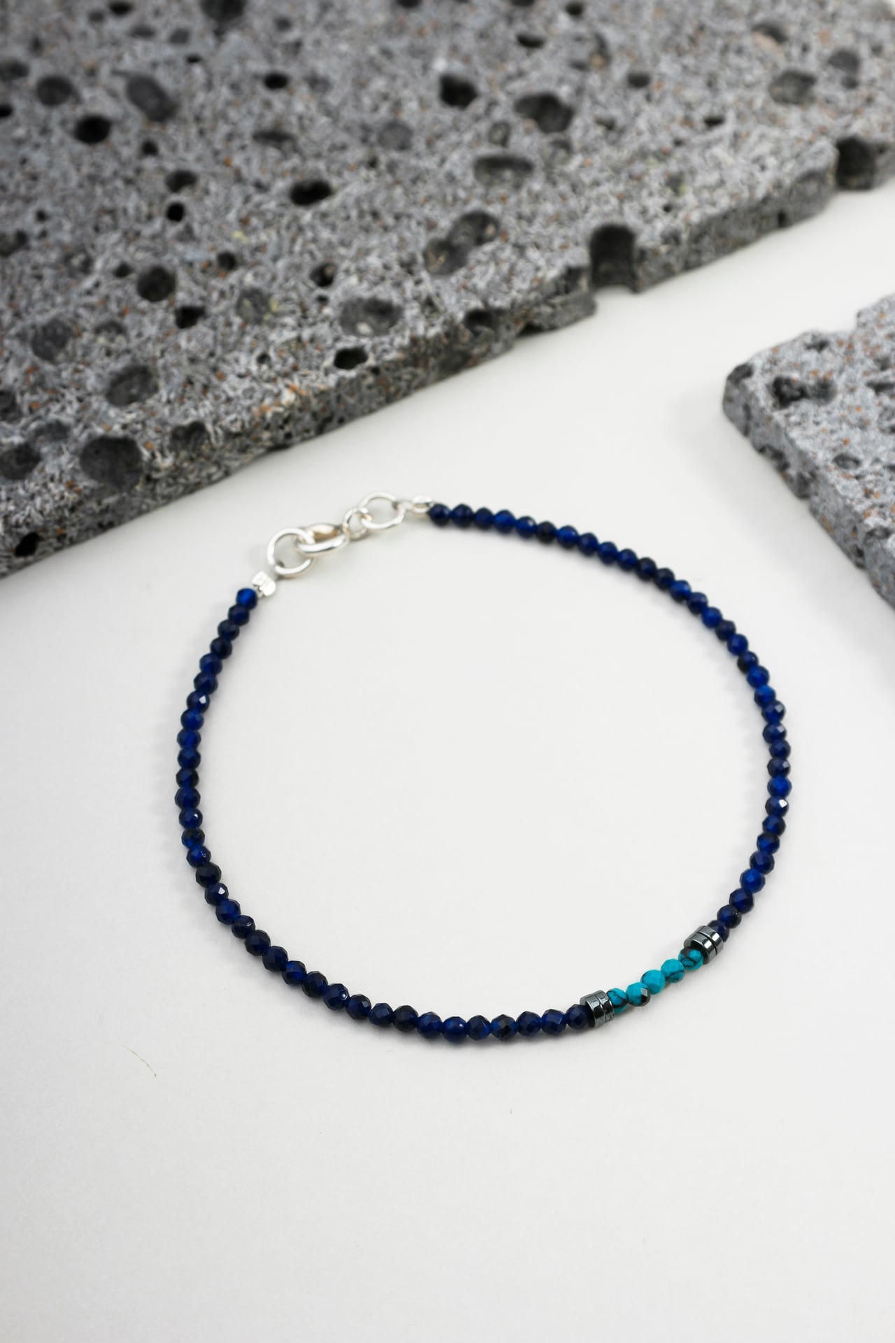 Pulseira Pedras Finas Lápis-lazúli, Howlita, Hematita e Prata 925