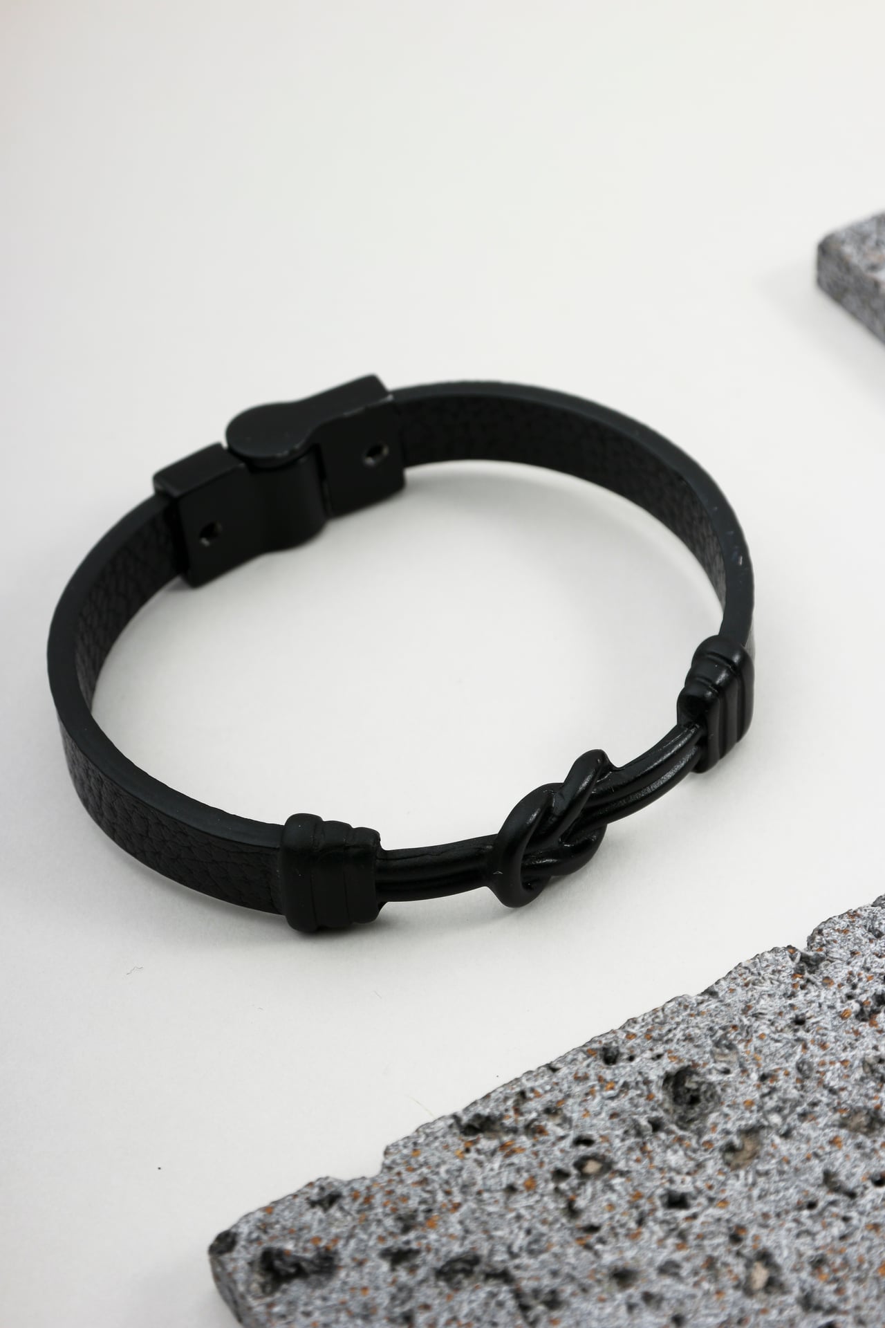 Pulseira Couro Preto com Nó Ornamental