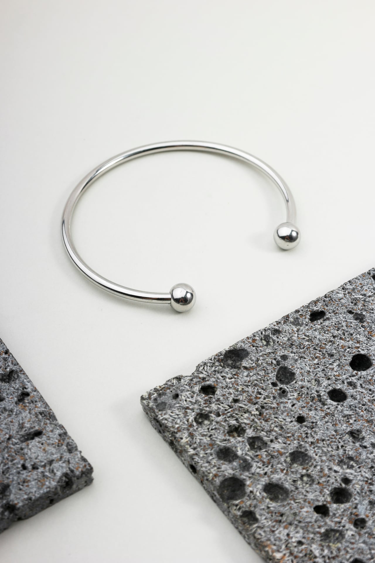 Bracelete Cuff Aço com Esferas Polidas