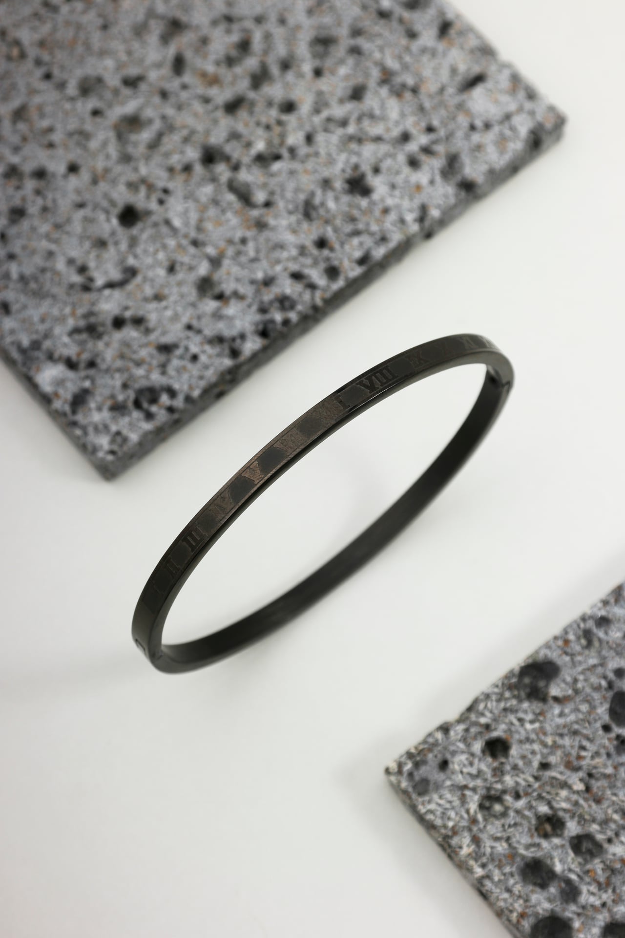 Bracelete Aço Preto Fosco com Algarismos Romanos