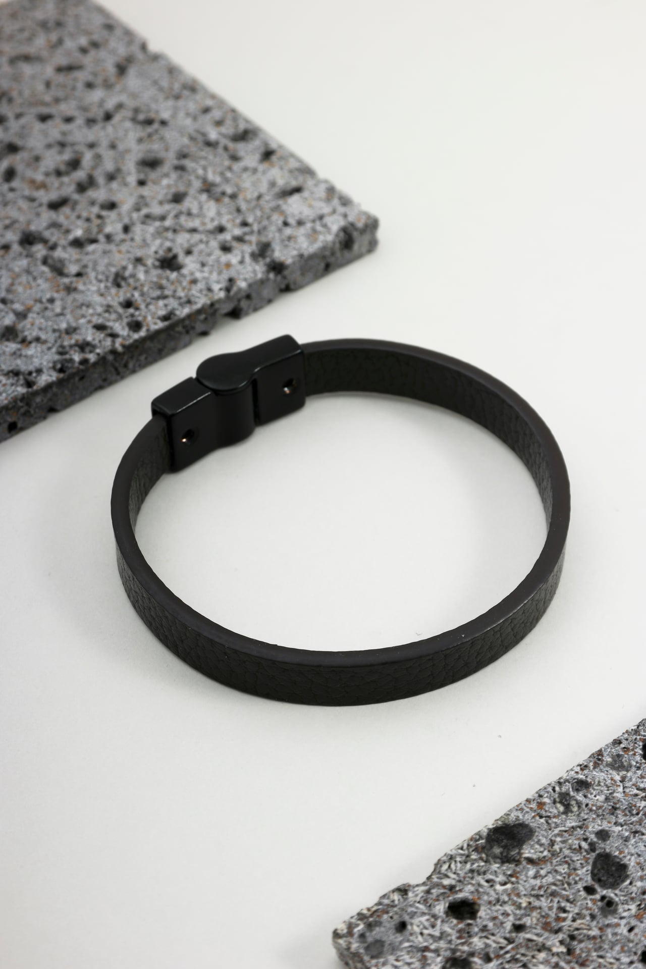 Pulseira Couro Preto e Fecho Preto Fosco