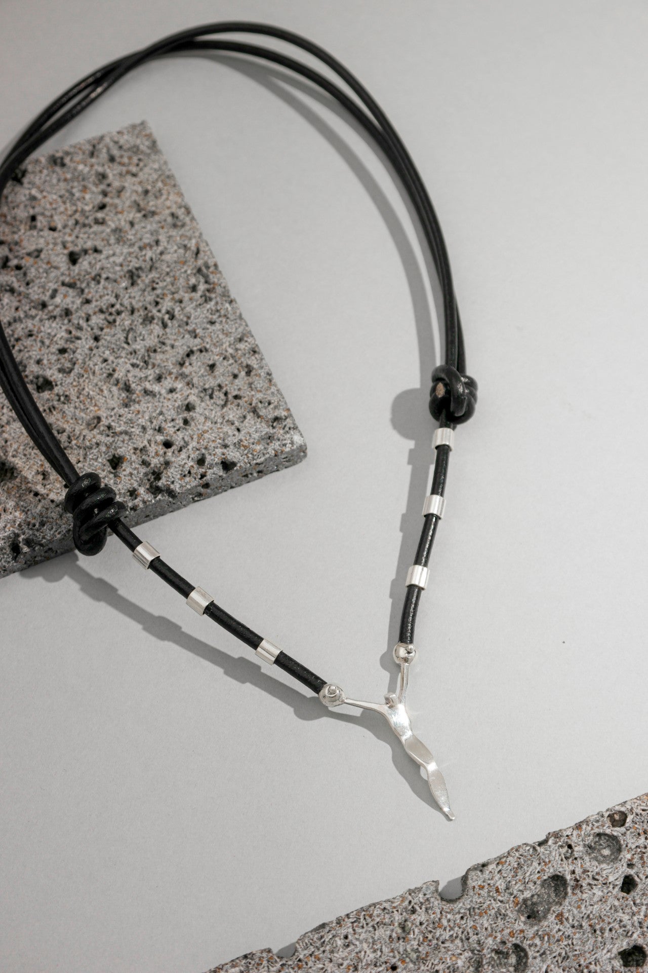 Colar de Couro Ajustável com Cristo em Prata