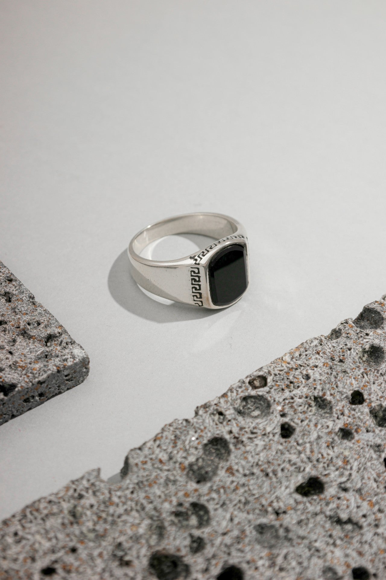 Anel de Prata com Ônix - Detalhe Grego