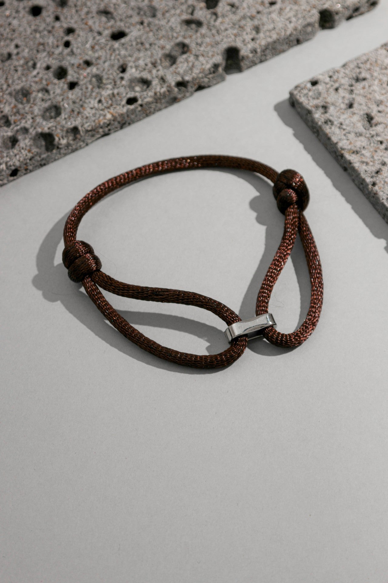 Pulseira Fios de Seda Marrom com Berloque de Aço