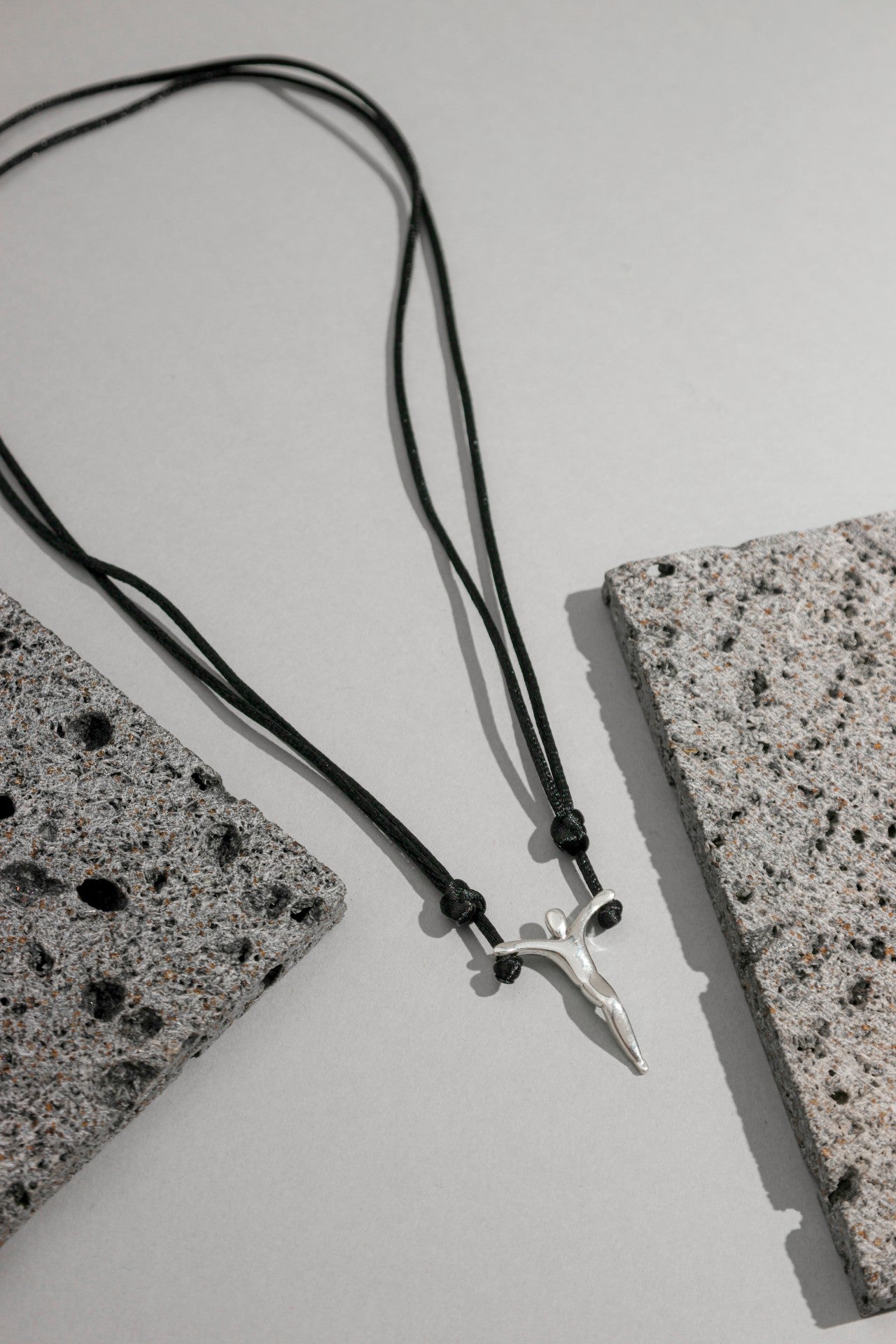 Colar Fios de Seda com Cristo em Prata