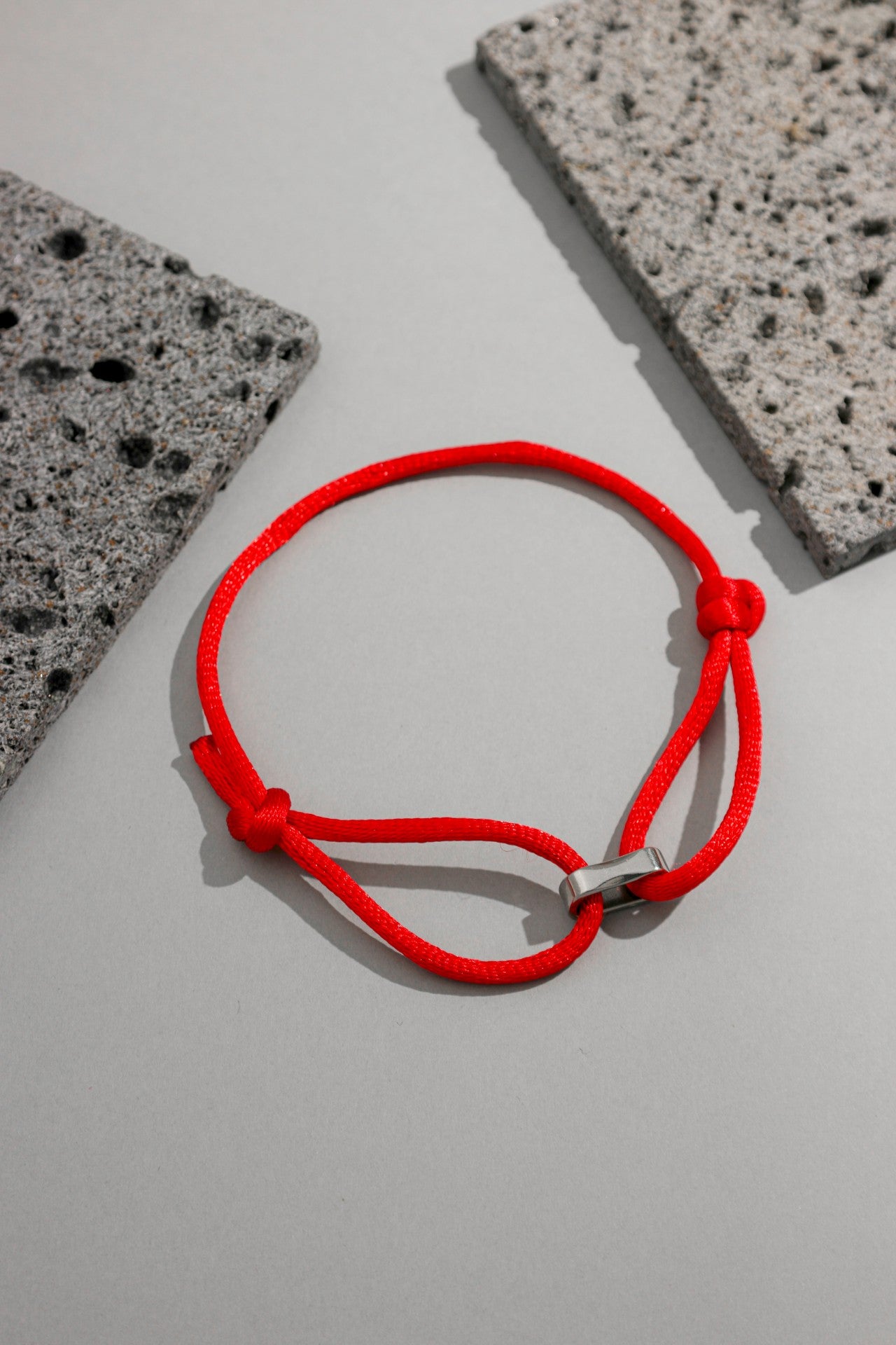 Pulseira Fios de Seda Laranja com Berloque de Aço