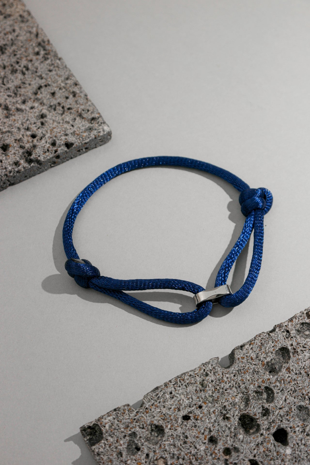 Pulseira Fios de Seda Azul Marinho com Berloque de Aço